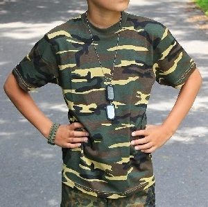 T-shirt per bambini camouflage di qualità con maniche corte e scollo tondo. La t-shirt presenta doppie cuciture sulle maniche e sul fondo e collo zigrinato elastico. Materiale: - 100% cotone