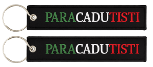 Portachiavi Ricamato “PARACADUTISTI” – Tricolore Dimensioni: cm 13 x 2,6 Portachiavi in tessuto nero con ricamo su entrambi i lati. La scritta “PARACADUTISTI” è realizzata nei colori della bandiera italiana: verde, bianco e rosso, per un design distintivo e patriottico. Dotato di anello in metallo rinforzato, garantisce resistenza e praticità d’uso. Perfetto come accessorio rappresentativo, da collezione o per l’uso quotidiano. ✔️ Ricamo tricolore su entrambi i lati ✔️ Tessuto nero con bordatura cucita ✔️ Anello in metallo incluso ✔️ Ideale come accessorio militare o gadget da collezione